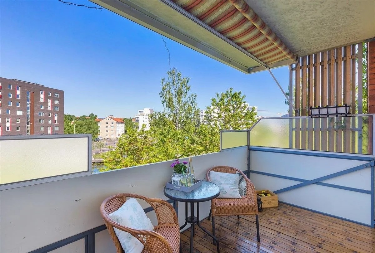 Solrik balkong med god plass til sittegruppe og grill (sittegruppe inkludert)